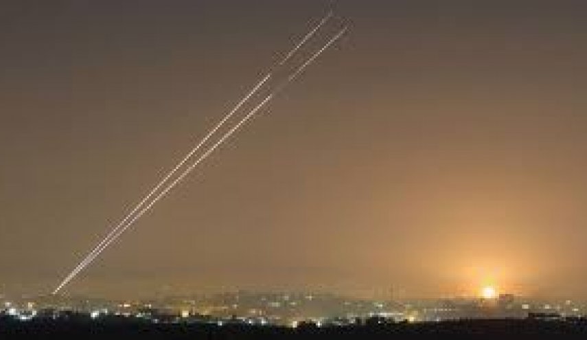 إطلاق صواريخ المقاومة من غزة تجاه عسقلان المحتلة