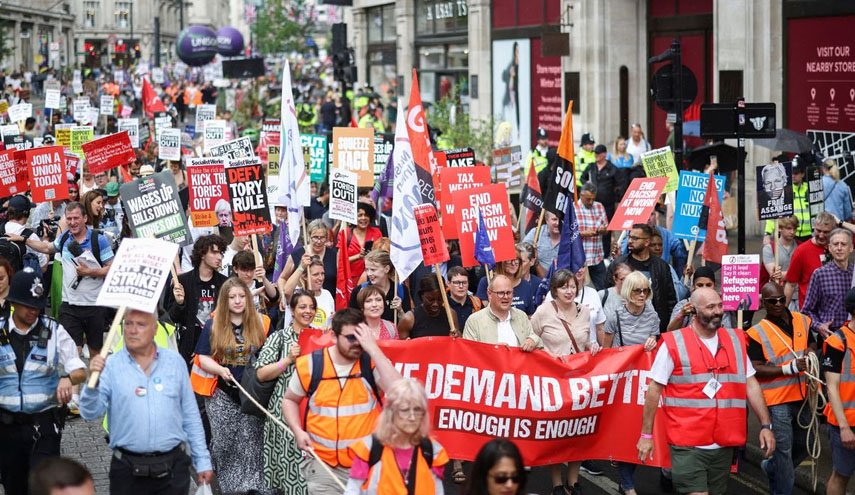 تجمع هزاران لندنی علیه جانسون در اعتراض به تورم