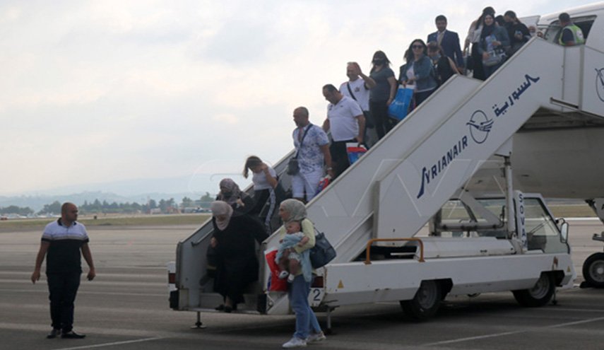 وصول أول رحلة طيران إلى مطار اللاذقية قادمة من الشارقة (صور)