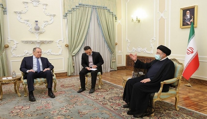 لافروف يصل طهران ويلتقي الرئيس الإيراني إبراهيم رئيسي