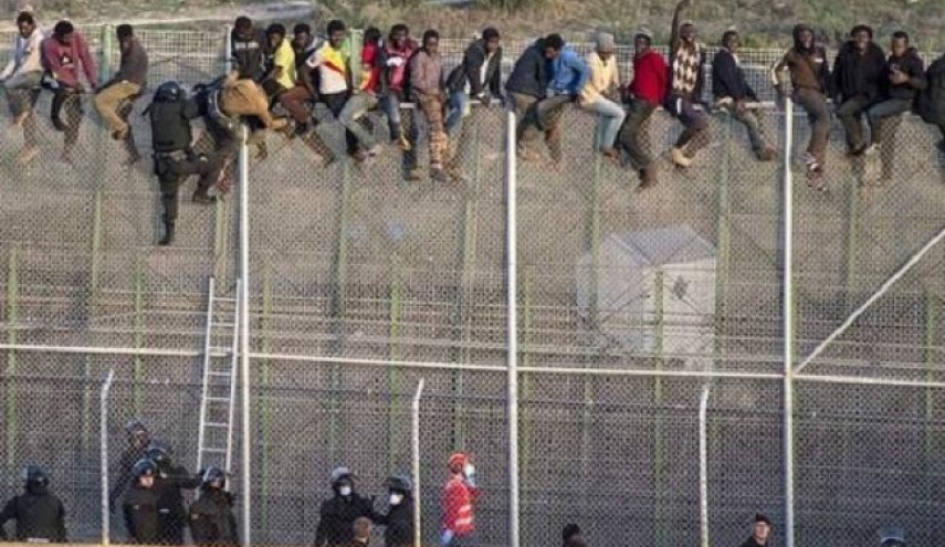 مصرع 18 مهاجرا أثناء محاولتهم اقتحام الحدود المغربية الإسبانية