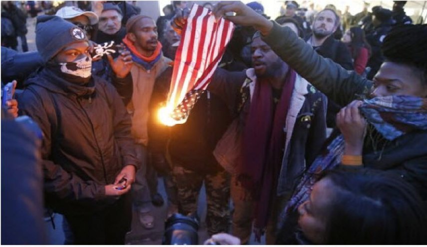 معترضان منع سقط جنین پرچم آمریکا را آتش زدند