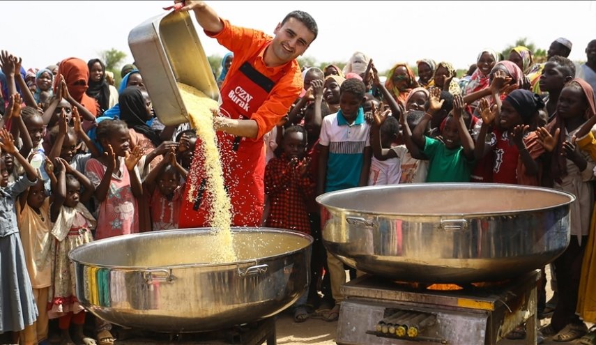 الشيف بوراك يطعم أطفال قرية سودانية
