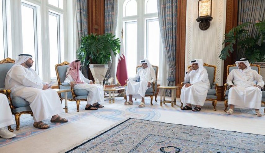 أمير قطر يستقبل وفداً إماراتياً ويتسلم رسالة من ملك الأردن