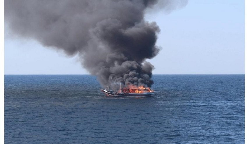زوارق الاحتلال تفجر قاربا للصيادين في بحر غزة