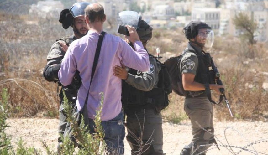الاحتلال يعتقل 4 عمال من بلدة الخضر