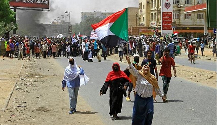 رویارویی صدها معترض ضد کودتا در سودان با نیروهای امنیتی
