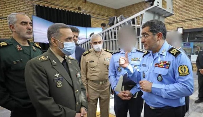 وزير الدفاع الايراني يتفقد مراحل انتاج طائرة تدريبية نفاثة + صور
