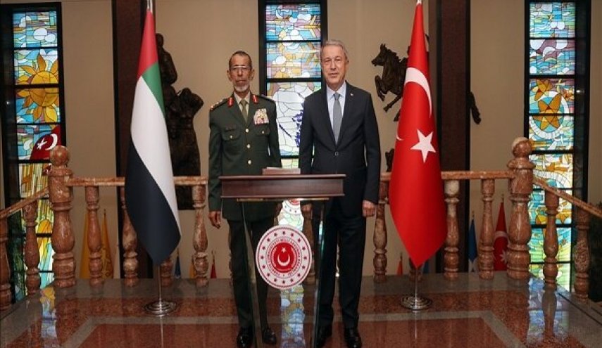 دیدار وزیر دفاع ترکیه با رئیس ستادکل ارتش امارات در آنکارا