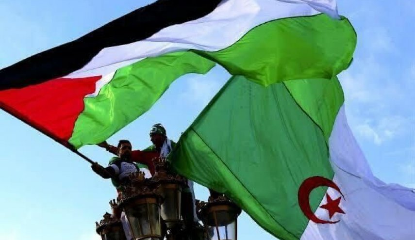 برافراشته شدن پرچم فلسطین در جشن‌های شصتمین سالگرد پیروزی استقلال الجزایر