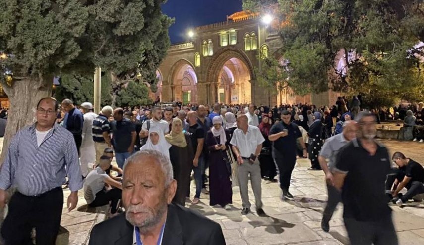 هزاران فلسطینی نماز «فجر» را در مسجد الاقصی به جا آوردند