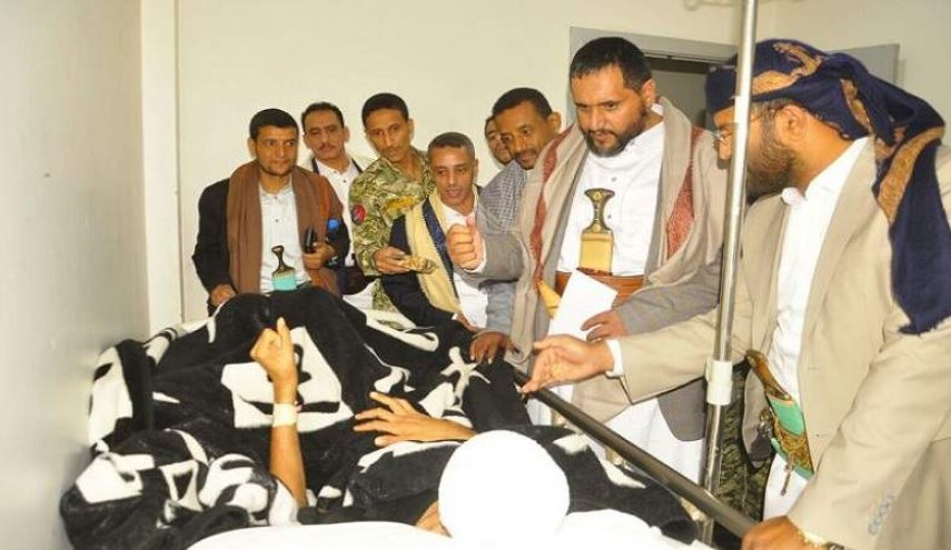 محافظ صنعاء يزور الجرحى في عدد من المستشفيات
