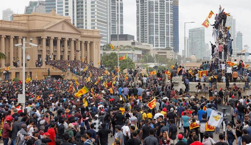اعلام نخست‌وزیر سریلانکا برای کناره‌گیری از قدرت پس از حمله معترضان به اقامتگاه ریاست‌جمهوری