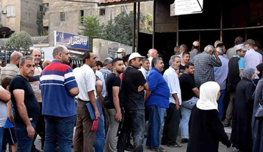 إشكال وتدافع أمام افران في لبنان بسبب أزمة رغيف الخبز