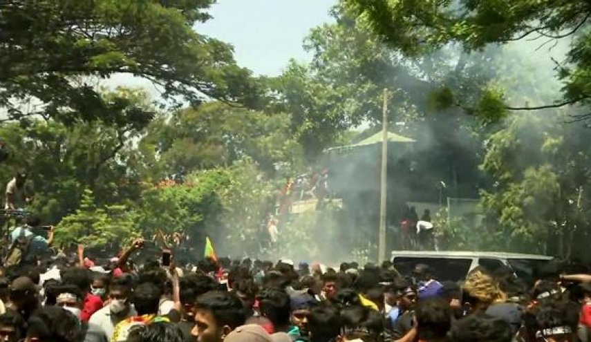 سريلانكا..رئيس الوزراء يعلن الطوارئ والمحتجون يطالبون باستقالته
