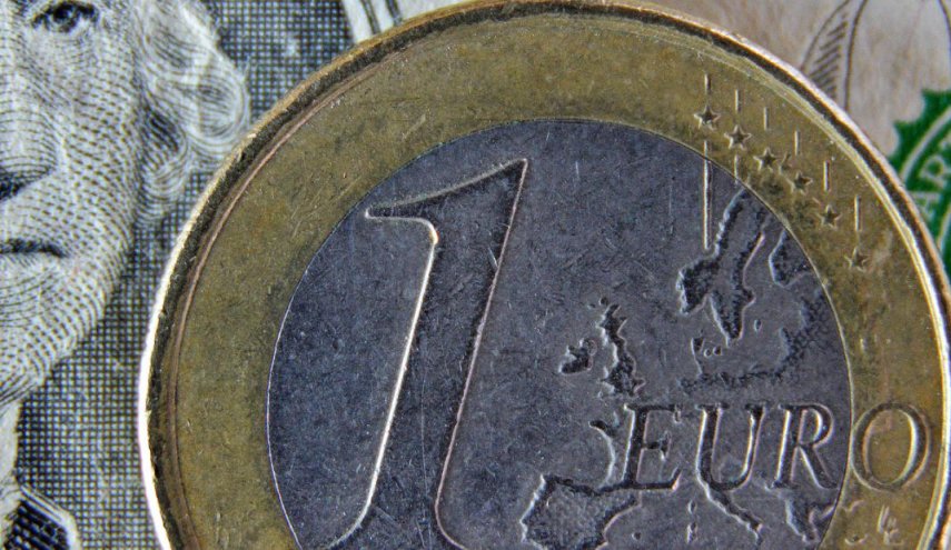 برابری ارزش یورو و دلار برای نخستین بار در 20 سال اخیر/ تشدید بحران اقتصادی در اروپا