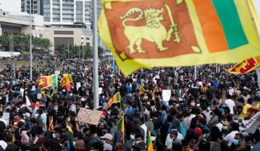 اعلام وضعیت اضطراری در سریلانکا؛ دفتر نخست‌وزیری به محاصره معترضان درآمد
