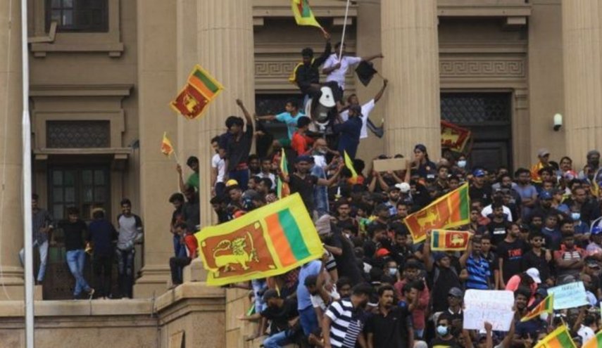 تسهيلا لانتقال السلطة.. المحتجون السريلانكيون  يبدؤون إخلاء المقار الرسمية