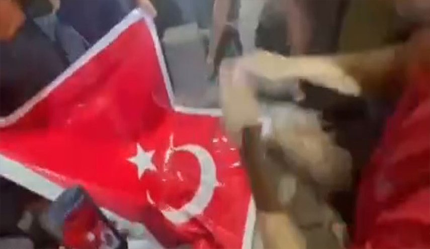 محتجون ينزلون علم تركيا من مبنى سفارتها في بغداد - قناة العالم الاخبارية