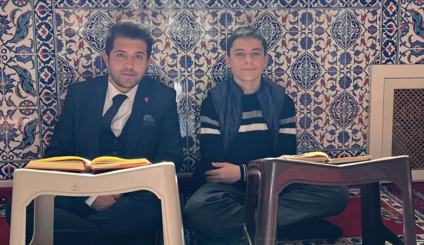 رجل أعمال يتضامن مع فتى سوري بعد فيديو عن معاناته من العنصرية بتركيا