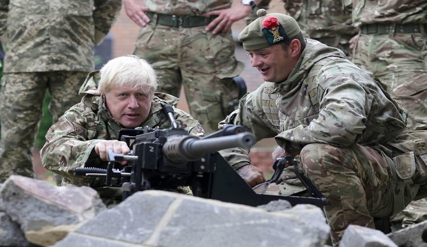 جونسون يزور موقع 'تدريب القوات الأوكرانية' في بريطانيا
