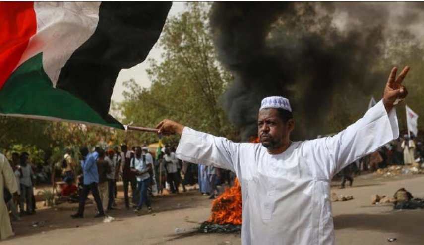 سودان؛ عقب نشینی ارتش در برابر غیر نظامیان/ نظامیان، حکومت را واگذار می کنند