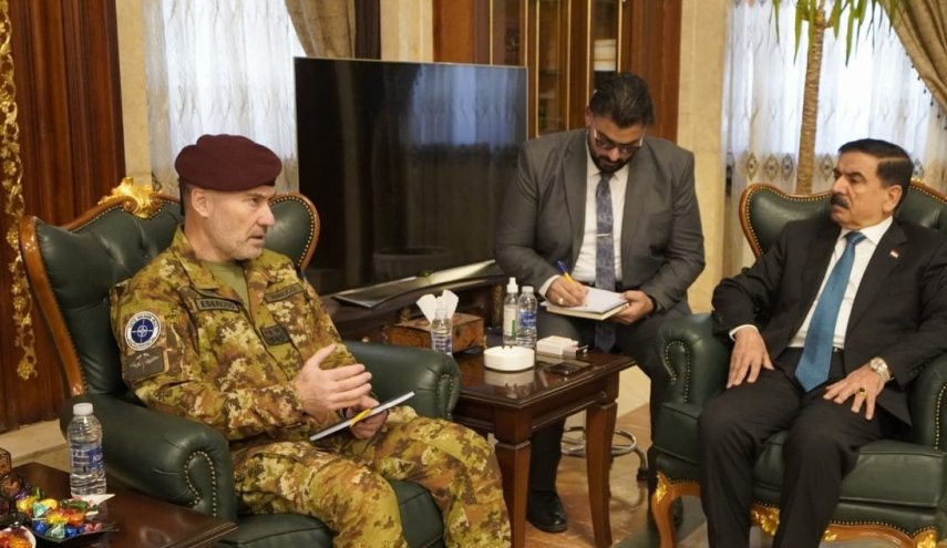 وزير الدفاع العراقي يبحث مع قائد بعثة الناتو تطوير قدرات الجيش العراقي