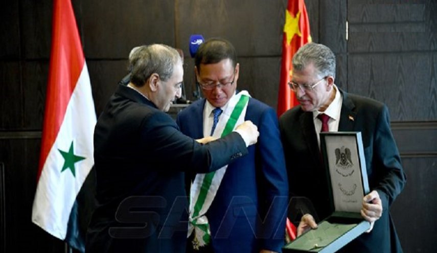 الرئيس السوري يمنح السفير الصيني بدمشق وسام الاستحقاق السوري من الدرجة الممتازة