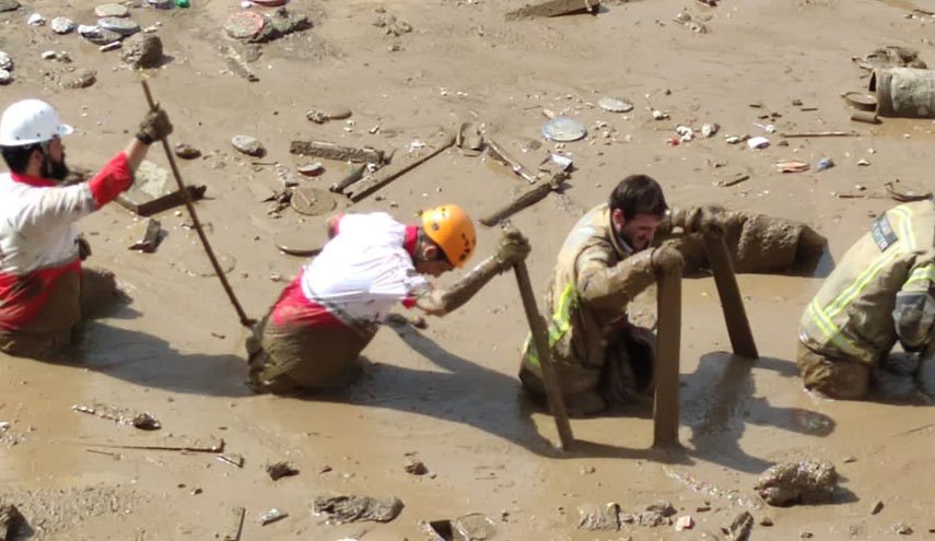 تصاویری از تلاش امدادرسانان در منطقه امامزاده داوود علیه‌السلام