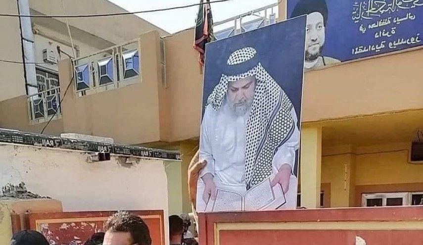 وضع صورة مقتدى الصدر على مقر تيار الحكمة في بغداد!