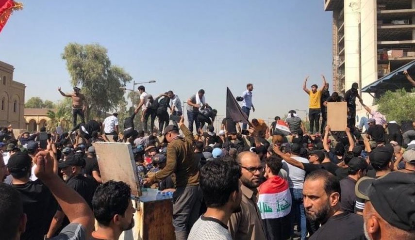 اعلام تحصن نامحدود در پارلمان عراق از سوی صدری ها/ چارچوب هماهنگی: مردم برای دفاع از نهادهای قانونی تظاهرات مسالمت‌آمیز برگزار کنند/ افزایش شمار زخمی ها + فیم و تصاویر