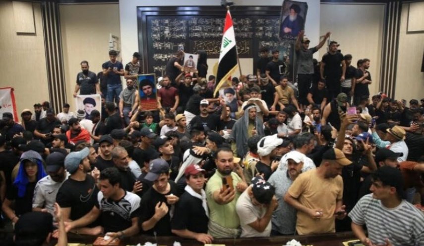 تصاویری از حضور طرفداران صدر در پارلمان عراق