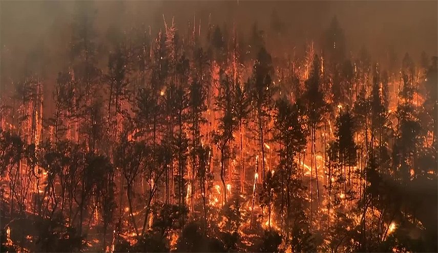الآلاف في كاليفورنيا يفرون من اكبر حريق في هذا العام