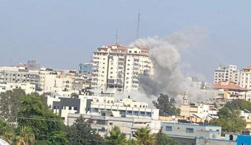 حمله صهیونیست‌ها به ساختمانی مسکونی در غرب غزه
