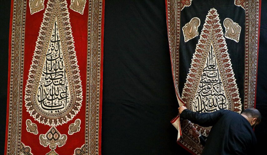 خطاطو ايران يزينون الاقمشة بقبسات من القصائد الحسينية