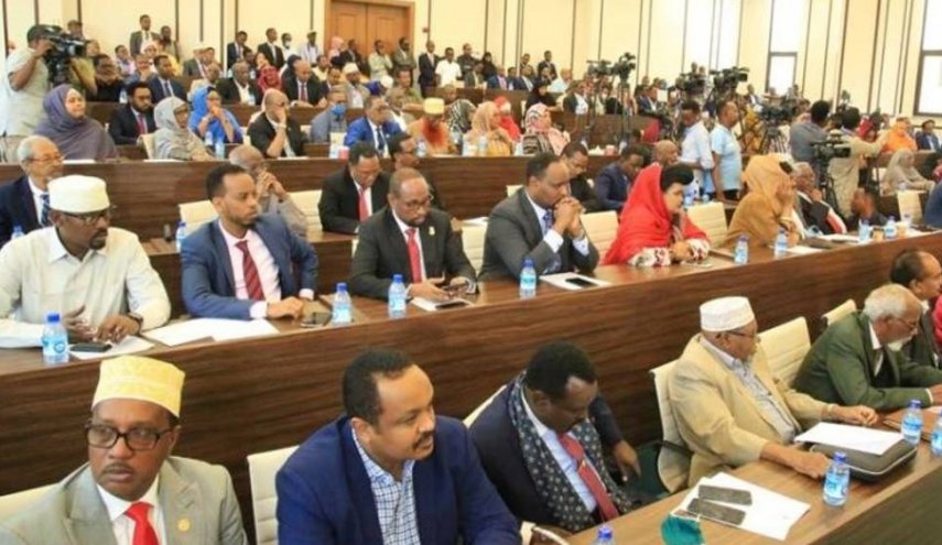 بأغلبية ساحقة.. البرلمان الصومالي يمنح الثقة لحكومة حمزة عبدي بري
