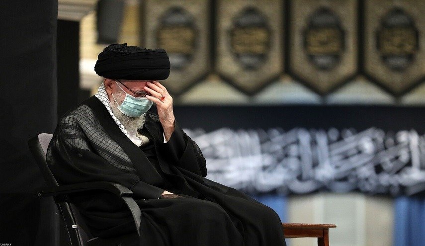 قائد الثورة الإسلامية يشارك بمراسم عزاء ليلة التاسع من محرم