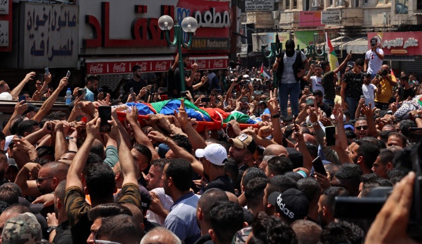 بالصور.. آلاف الفلسطينيين يشيعون شهداء نابلس 
