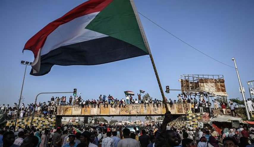 وزيرة في الحكومة السودانية تتجه للاستقالة 