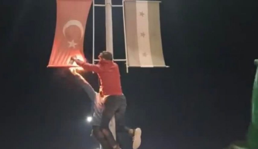 آتش زدن پرچم ترکیه در شهر اعزاز سوریه + ویدیو