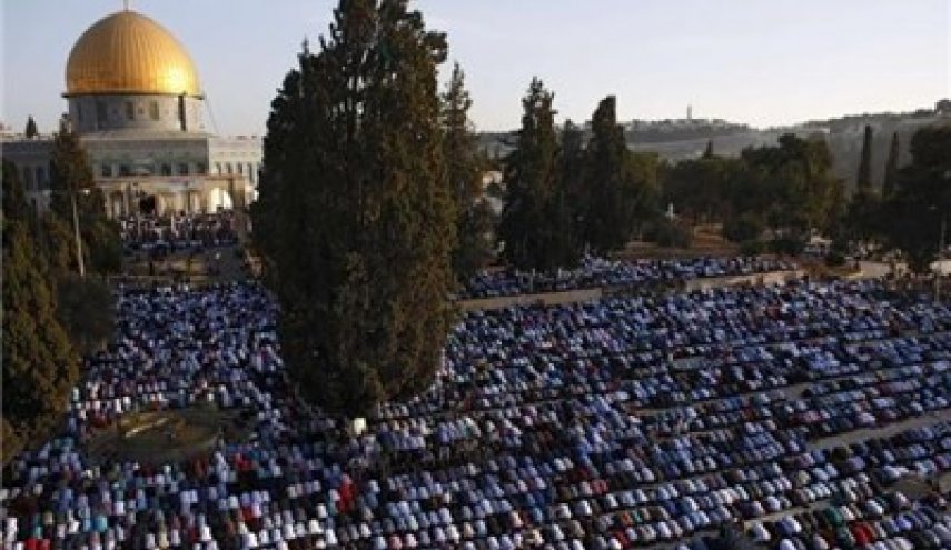 آلاف الفلسطينيين يؤدون صلاة الجمعة في المسجد الأقصى 
