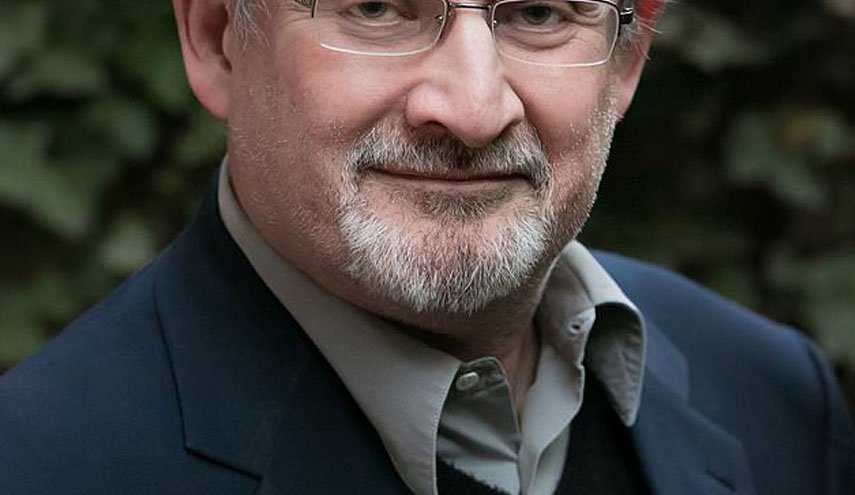 سلمان رشدی در شرایط تنفس مصنوعی و احتمال از دست دادن یک چشم 