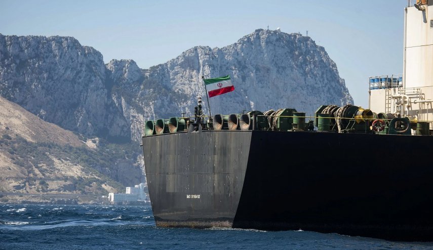 بدء عملية نقل النفط الإيراني المحتجز في اليونان إلى ناقلة إيرانية