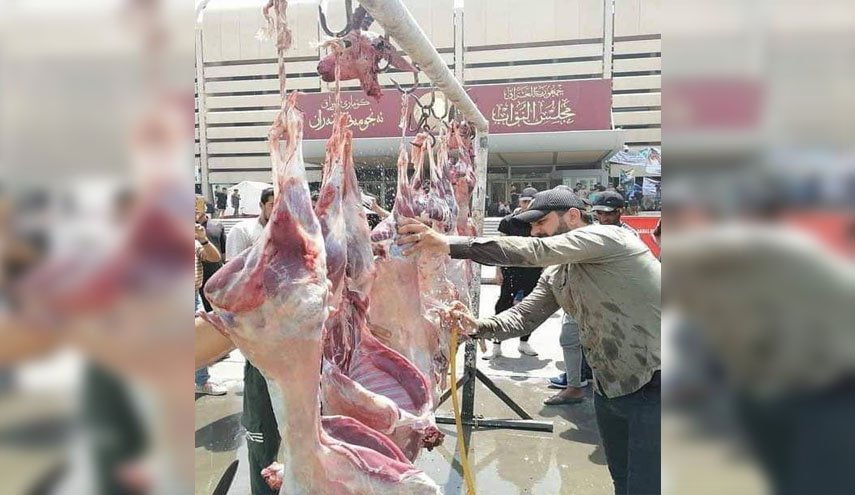 ازدهار تجارة وبيع اللحوم الطازجة أمام مبنى البرلمان العراقي!