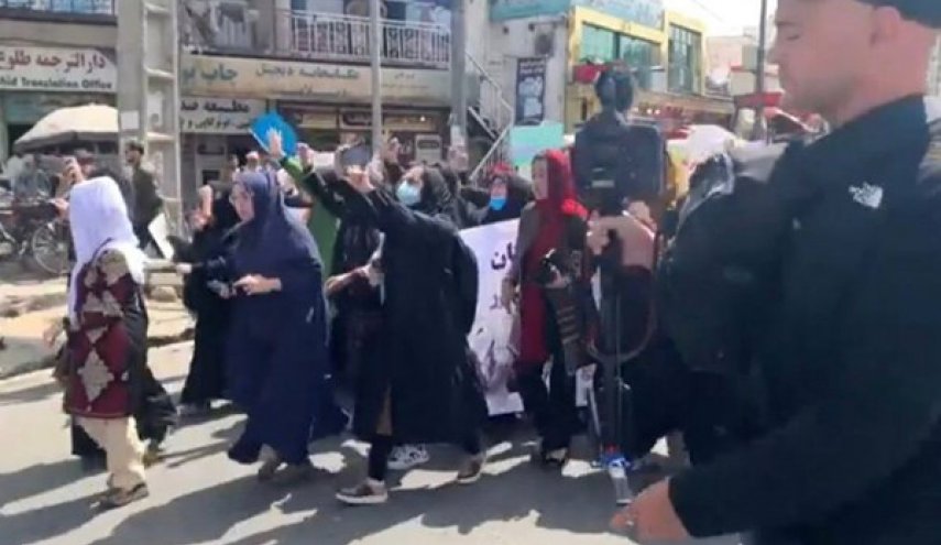 تظاهرات بانوان افغانستانی در اعتراض به تعطیلی مدارس دخترانه+ فیلم