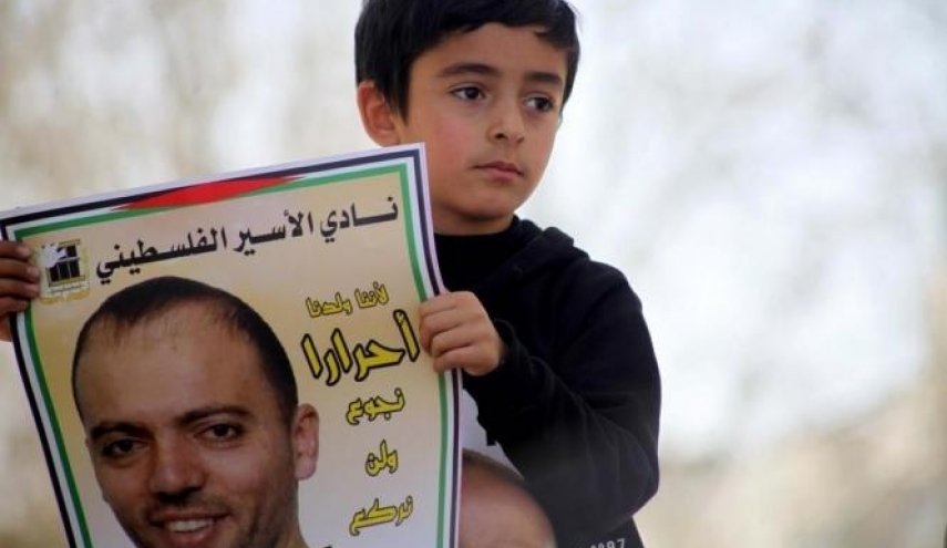 الاحتلال يعقد جلسة محاكمة للأسير عواودة اليوم ويمنع عائلته من زيارته