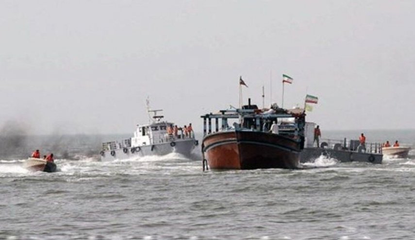 نیروی دریایی سپاه شناور حامل سوخت قاچاق در آب‌های خلیج فارس را توقیف کرد