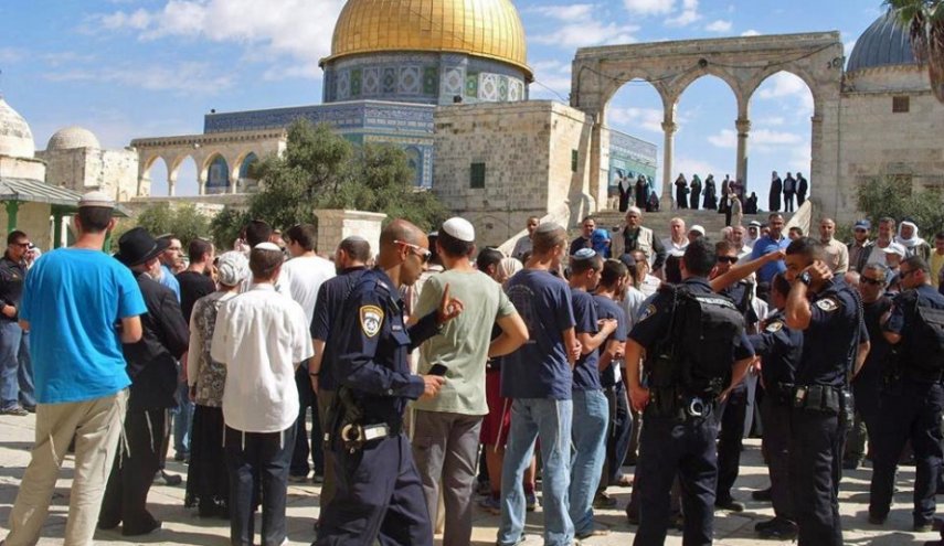  عشرات المستوطنين يقتحمون الأقصى بحماية شرطة الاحتلال