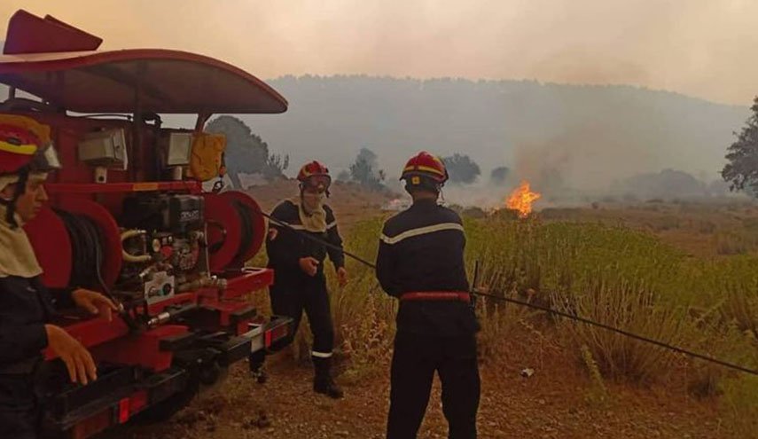 فرق الإطفاء تتمكن من إخماد حرائق خلفت 38 قتيلا ودمارا واسعا في الجزائر