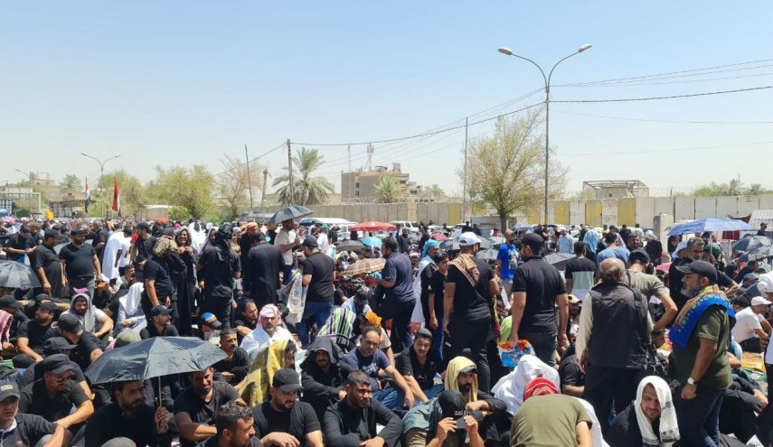 اقامه نماز توسط طرفداران جریان صدر در منطقه خضرا در بغداد 